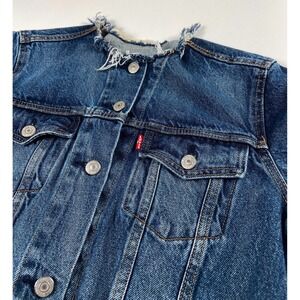 Levis Denim Jacket Womens Small Distressed Raw Hem Frayed‎ Trucker Jean